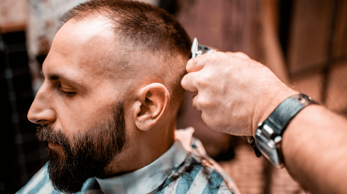 Man die buzzcut laat scheren