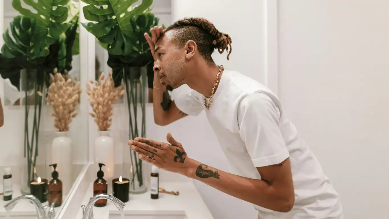 Man die gezichtsverzorgingsroutine aanbrengt