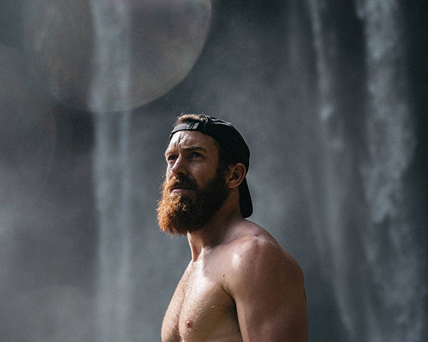 Man met baard kijkt in de verte naar Baard en Co