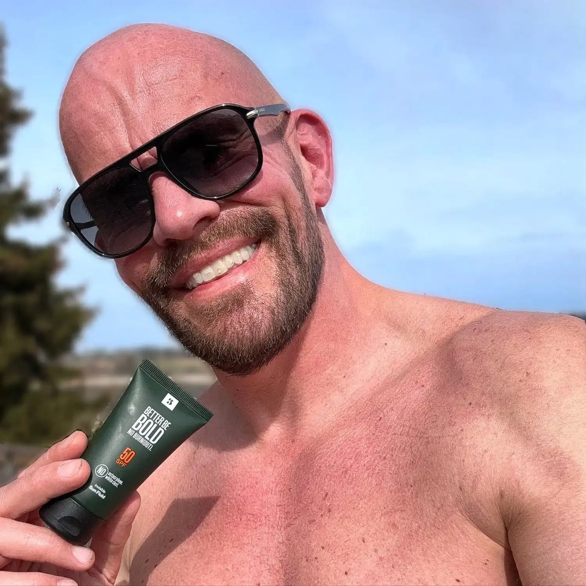 Better Be Bold Sun Fluid op een kale hoofdhuid